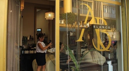 Interior de Salón Orgánico Ana Blanco en Santander, Cantabria, ES, con estilista trabajando.
