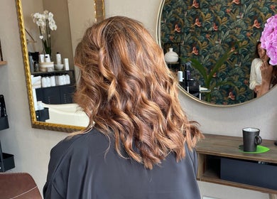 Cabello rizado en Salón Orgánico Ana Blanco, Santander, Cantabria, ES. Ambiente acogedor con espejo dorado.