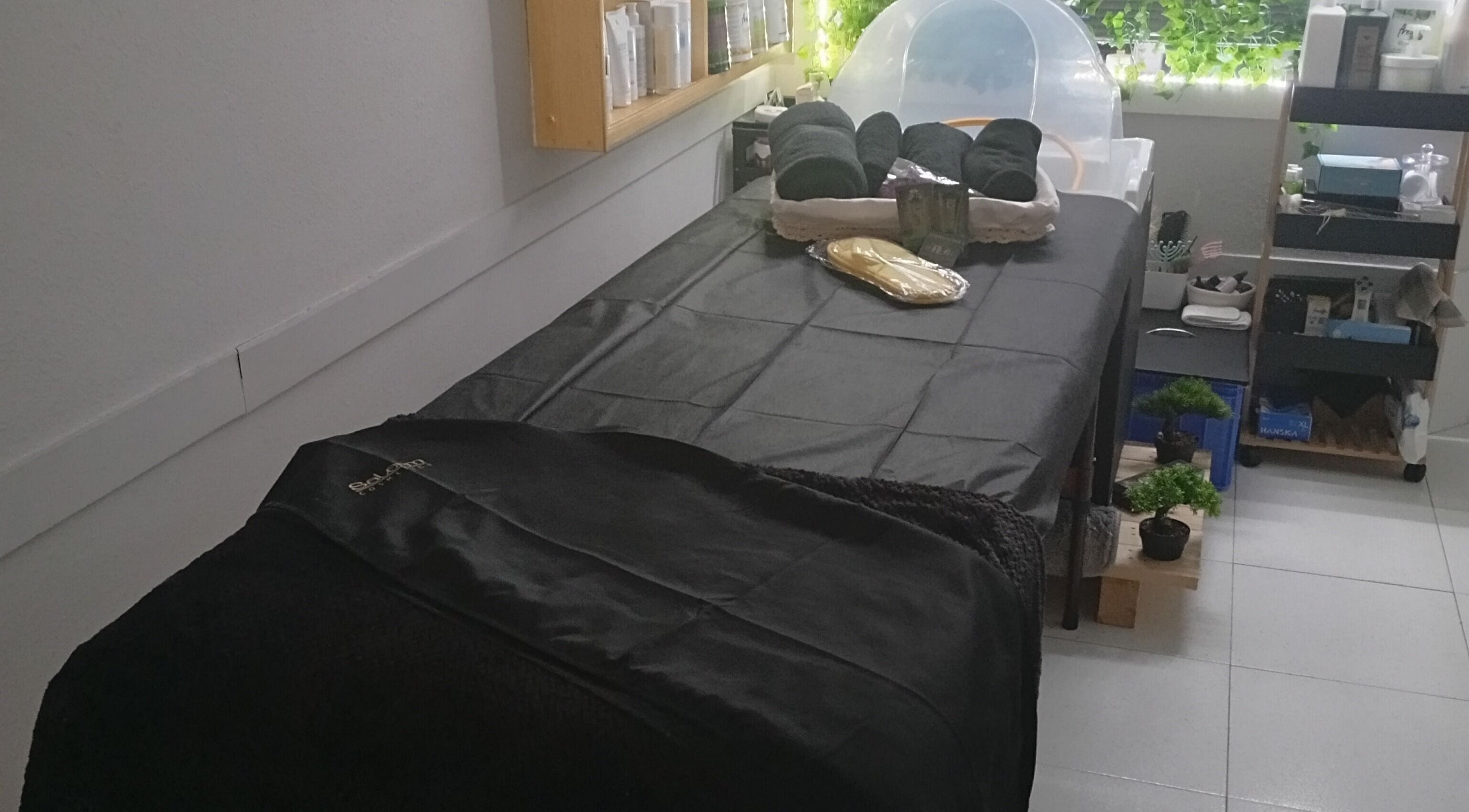 Sala de tratamiento en Stonegenhe Terapias en Vigo, ES, con camilla y ambiente relajante.