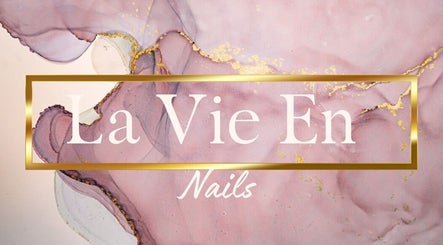 Logo artistico di La Vie En Nails su sfondo astratto rosa a Desenzano del Garda, Lombardia, IT.
