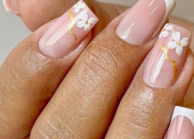 Manicure floreale a La Vie En Nails, Desenzano del Garda, Lombardia, IT, con disegni raffinati a tema fiorito.