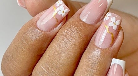 Manicure floreale a La Vie En Nails, Desenzano del Garda, Lombardia, IT, con disegni raffinati a tema fiorito.