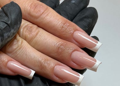 Eleganti unghie french a La Vie En Nails, Desenzano del Garda, Lombardia, IT.