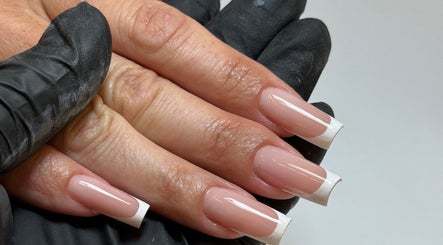 Eleganti unghie french a La Vie En Nails, Desenzano del Garda, Lombardia, IT.