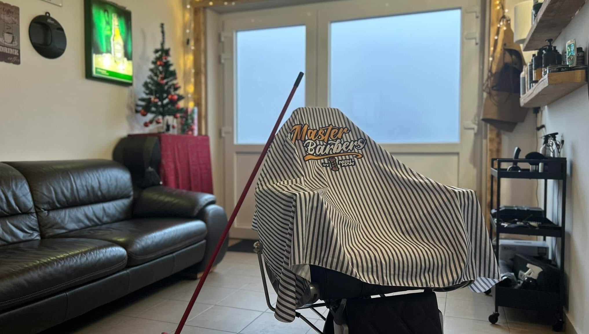 Rustic BarberShop belső tér kényelmes bőrkanapéval, Felsőtárkány, HU.