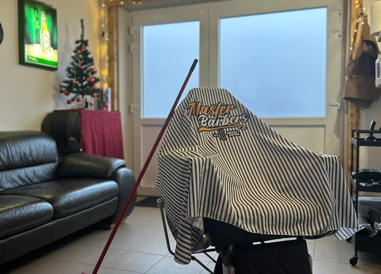 Rustic BarberShop belső tér kényelmes bőrkanapéval, Felsőtárkány, HU.