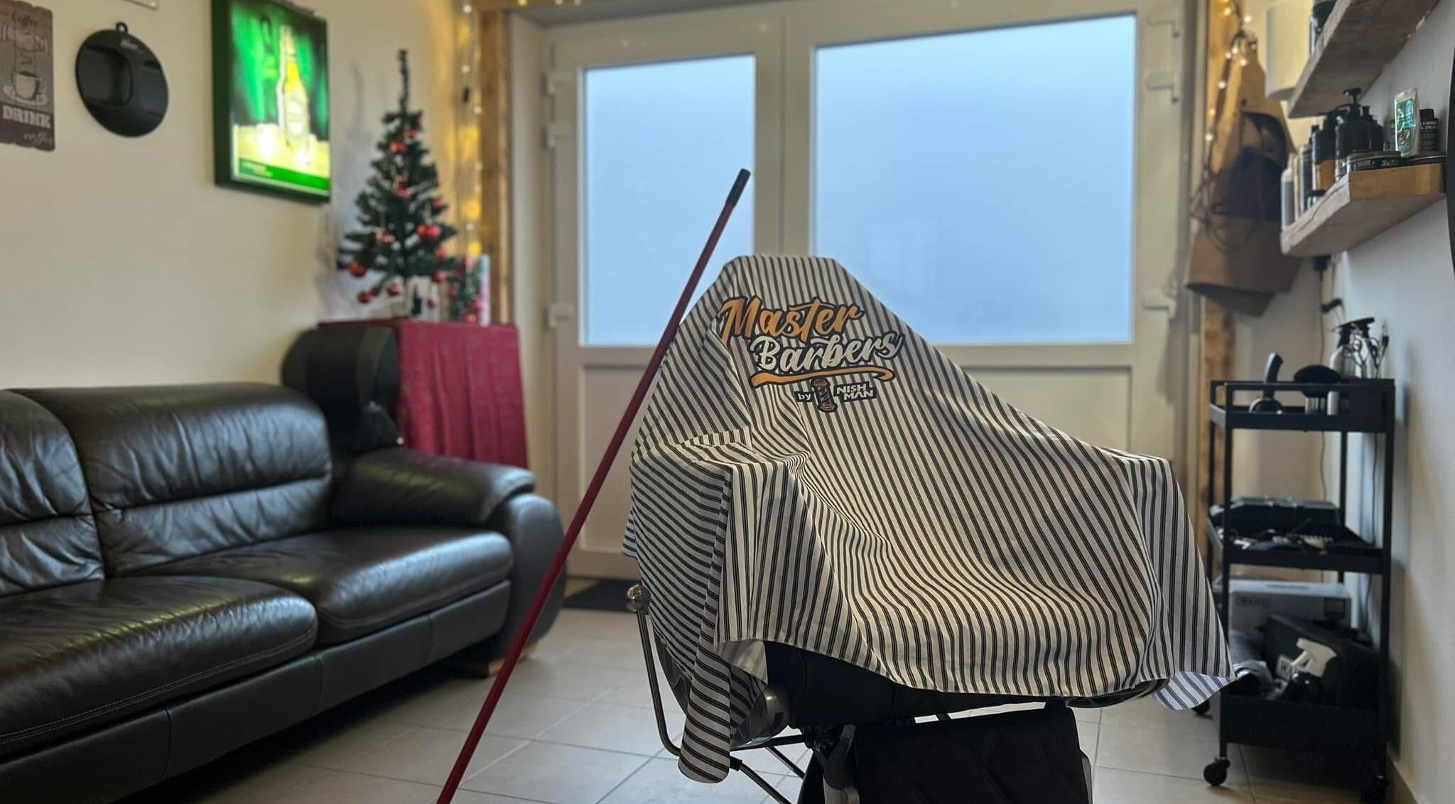 Rustic BarberShop belső tér kényelmes bőrkanapéval, Felsőtárkány, HU.