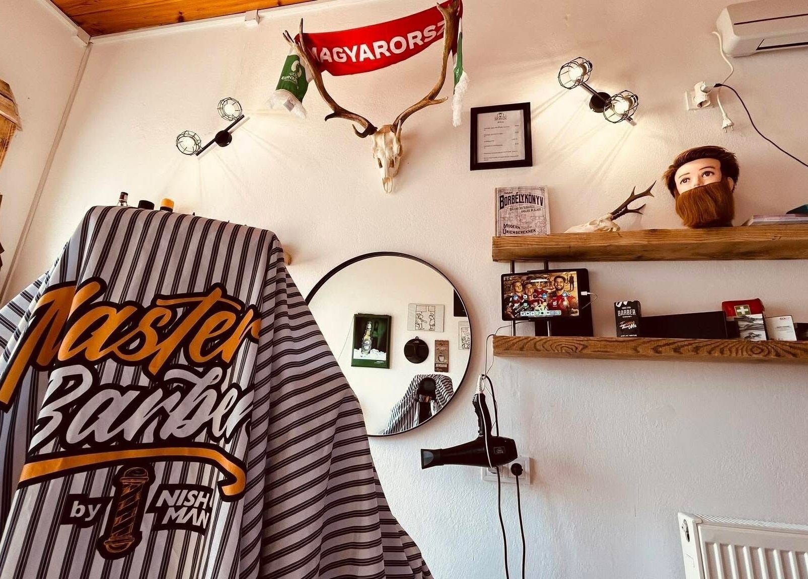 Rustic BarberShop belső dizájn Felsőtárkány, HU. Antik dekor, tükör, borbély kabát.