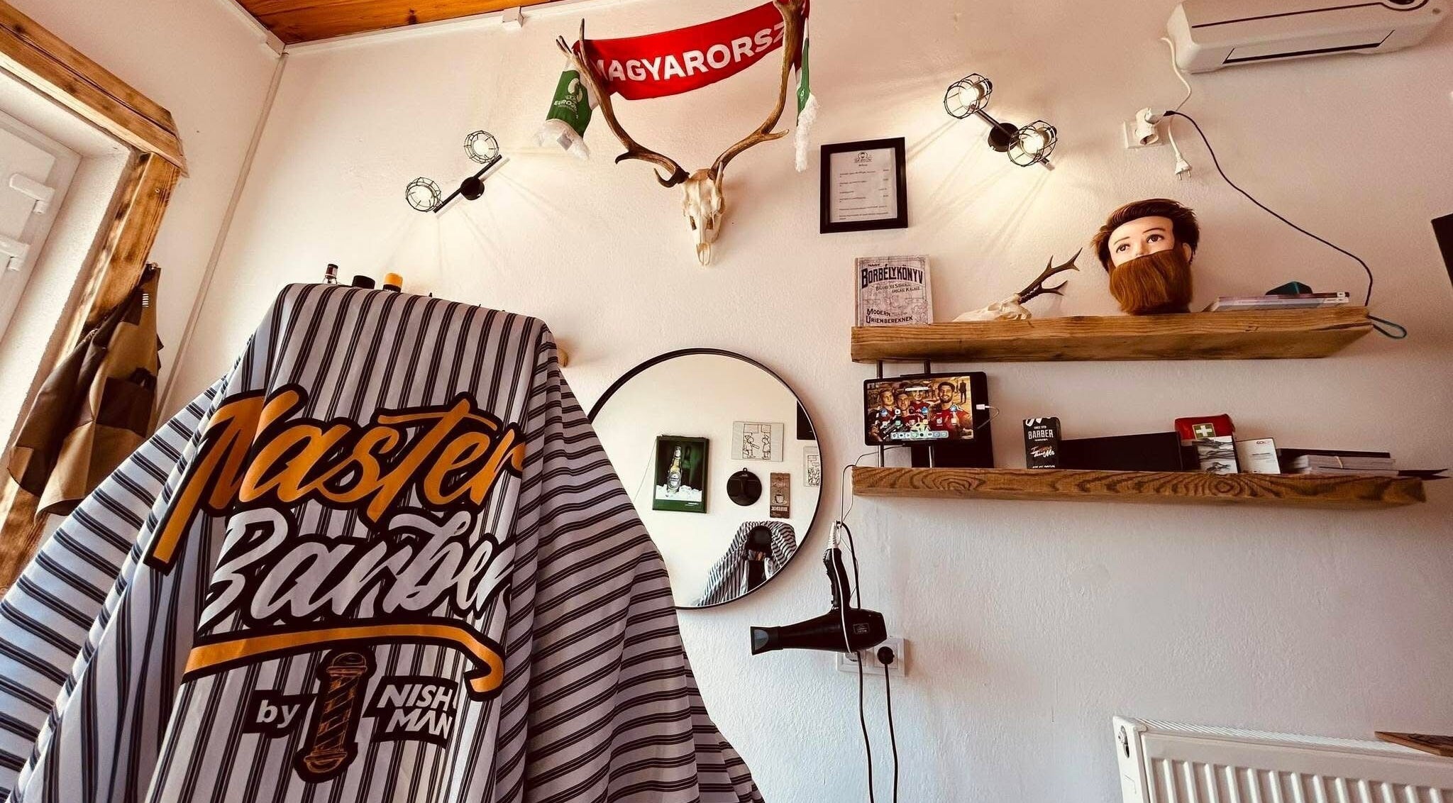 Rustic BarberShop belső dizájn Felsőtárkány, HU. Antik dekor, tükör, borbély kabát.