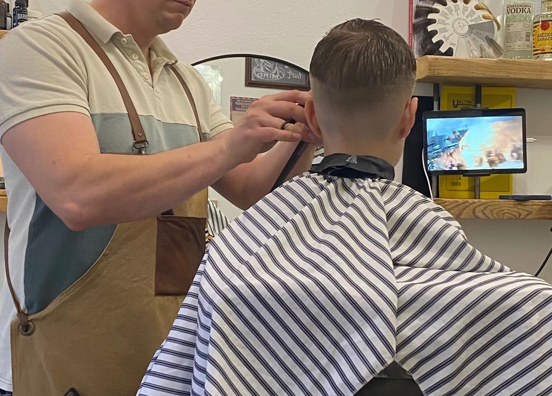 Borbély készíti a férfi frizurát a Rustic BarberShopban, Felsőtárkány, HU.