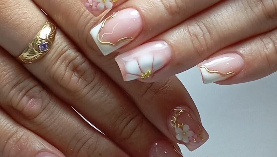 Diseño de uñas florales en KG Nails Spa, Soacha, Cundinamarca, CO. Manicura elegante y delicada.