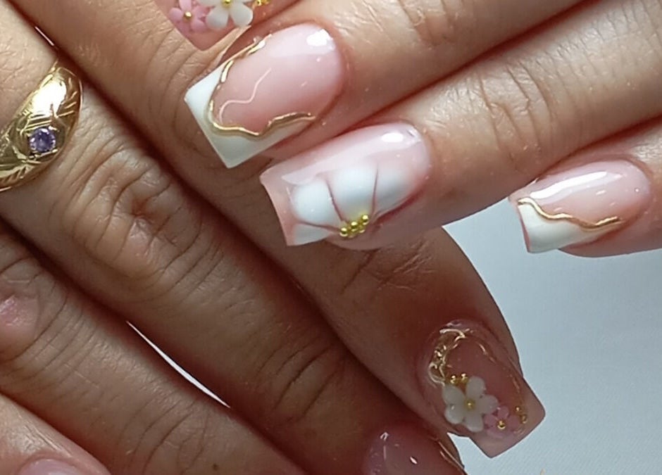 Diseño de uñas florales en KG Nails Spa, Soacha, Cundinamarca, CO. Manicura elegante y delicada.