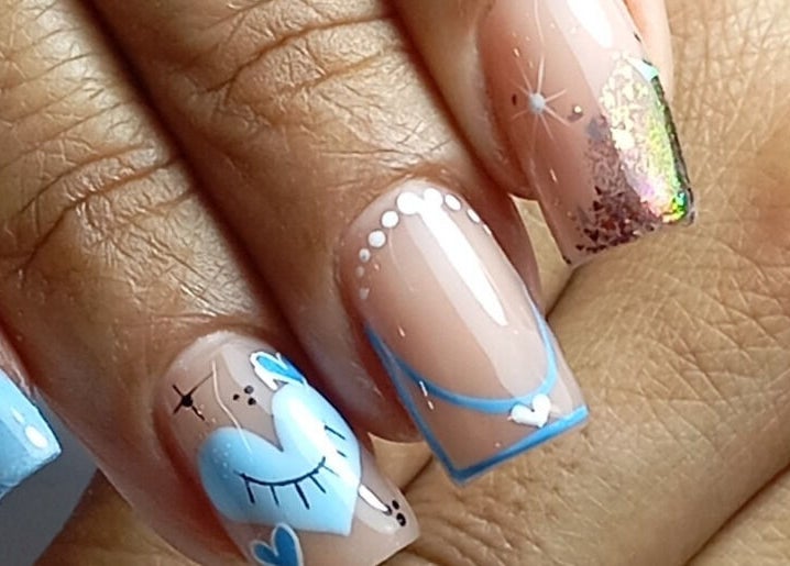 Diseños artísticos de uñas en KG Nails Spa, Soacha, Cundinamarca, CO. Colores vibrantes y detalles elegantes.