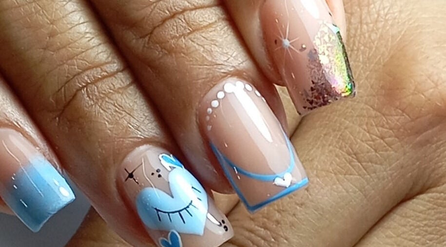 Diseños artísticos de uñas en KG Nails Spa, Soacha, Cundinamarca, CO. Colores vibrantes y detalles elegantes.