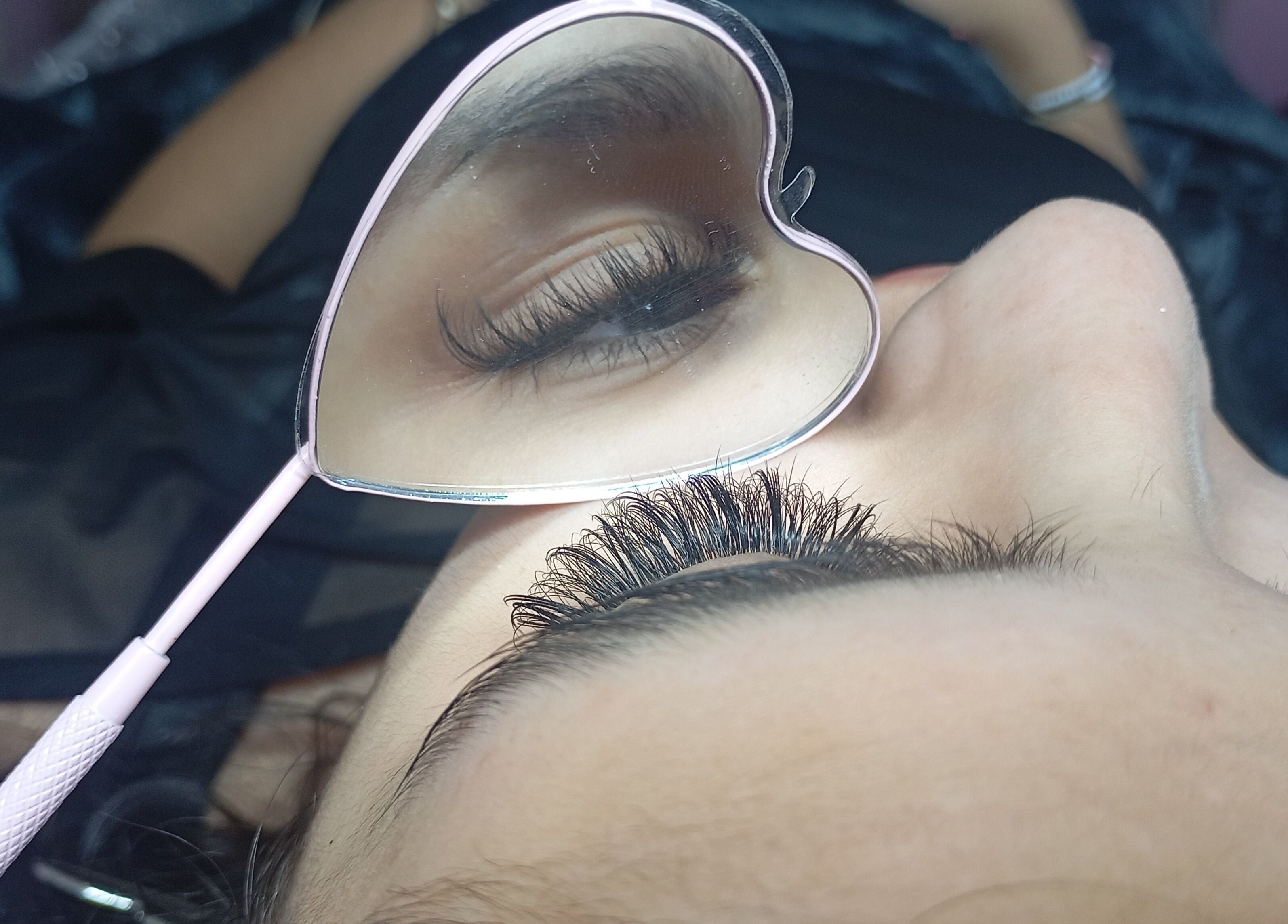 Aplicación de extensión de pestañas en KG Nails Spa, Soacha, Cundinamarca, CO.