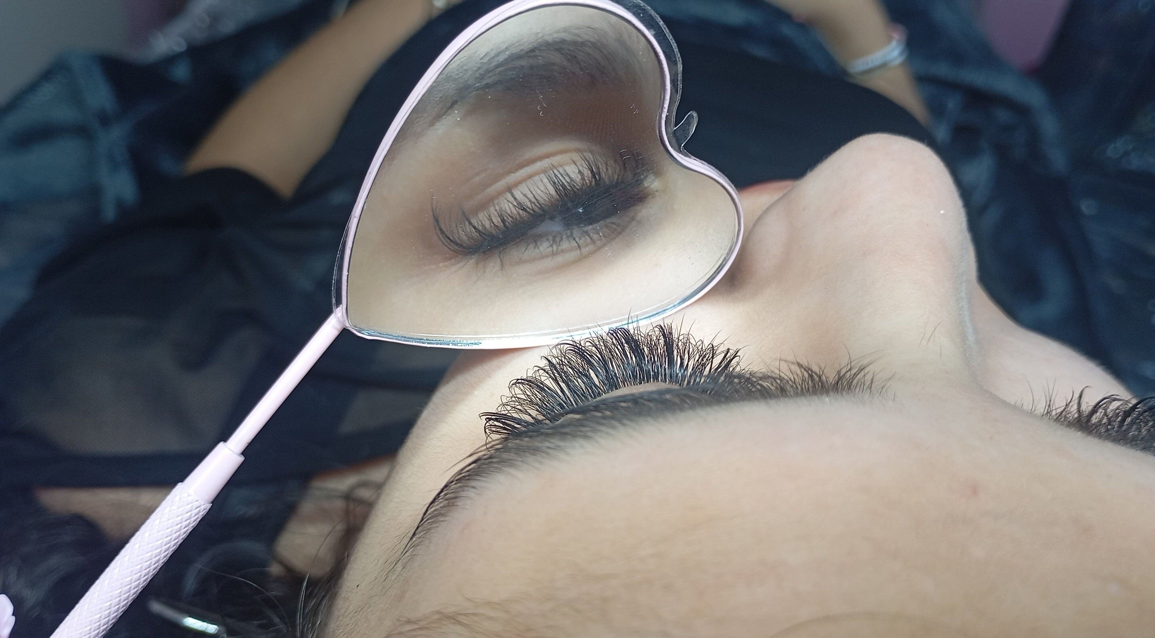 Aplicación de extensión de pestañas en KG Nails Spa, Soacha, Cundinamarca, CO.