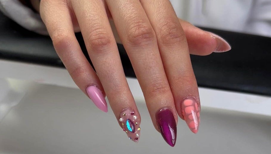 Design ongles artistique à Com’pop, Puilboreau, Nouvelle-Aquitaine, FR, montrant divers motifs colorés.