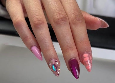 Design ongles artistique à Com’pop, Puilboreau, Nouvelle-Aquitaine, FR, montrant divers motifs colorés.