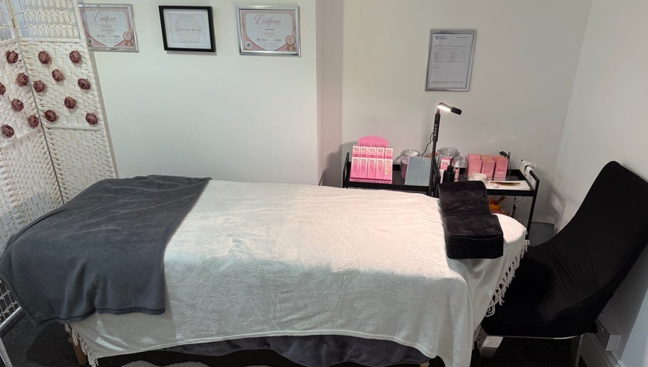 Relaxing treatment room at Lala’s Luxe Beauty in Maidstone, England, GB with cozy spa bed and decor.