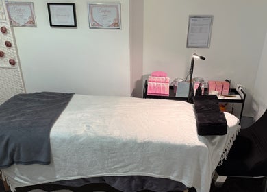 Relaxing treatment room at Lala’s Luxe Beauty in Maidstone, England, GB with cozy spa bed and decor.