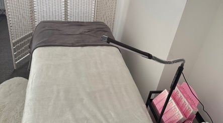 Cozy treatment bed at Lala’s Luxe Beauty in Maidstone, England, GB, ready for relaxation.