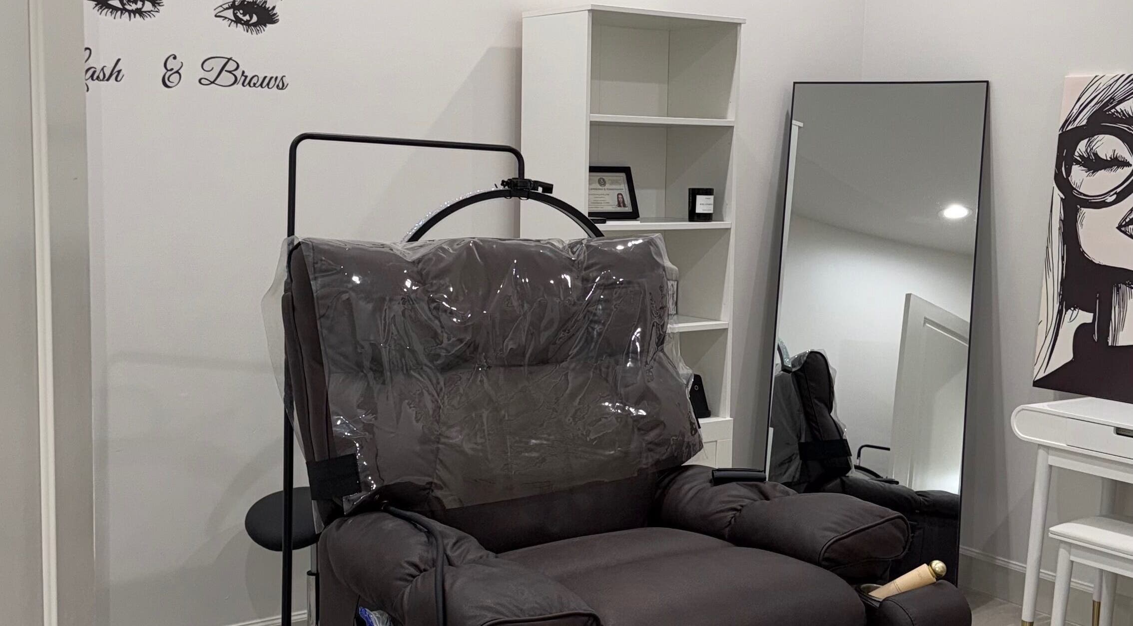 Стильное кресло в 21777 Merchants Way Unit 310 Katy, TX 77449 LUXURY Day SPA, Katy, Texas, US.