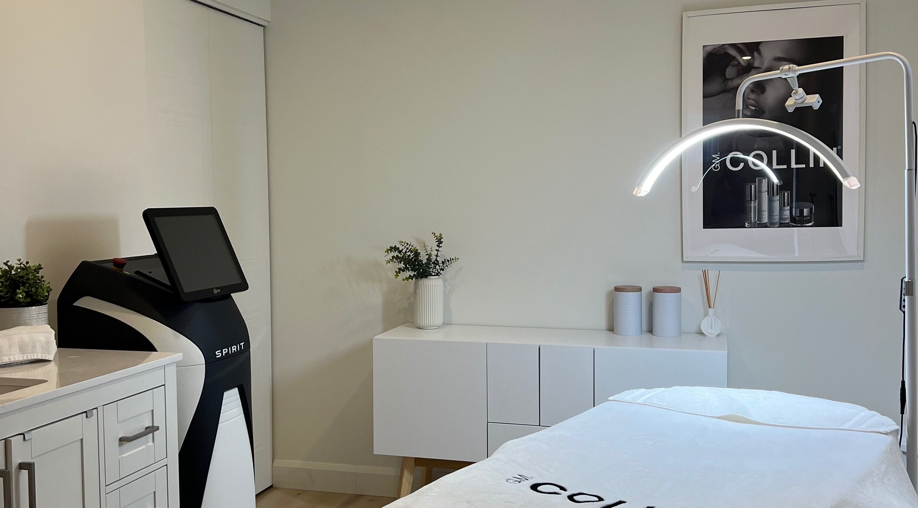 Salle de soins moderne à Esthétique Sandrine, Mcmasterville, Québec, CA, offrant un cadre relaxant.