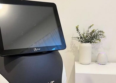 Tablette élégante chez Esthétique Sandrine à Mcmasterville, Québec, CA au design épuré.