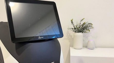 Tablette élégante chez Esthétique Sandrine à Mcmasterville, Québec, CA au design épuré.