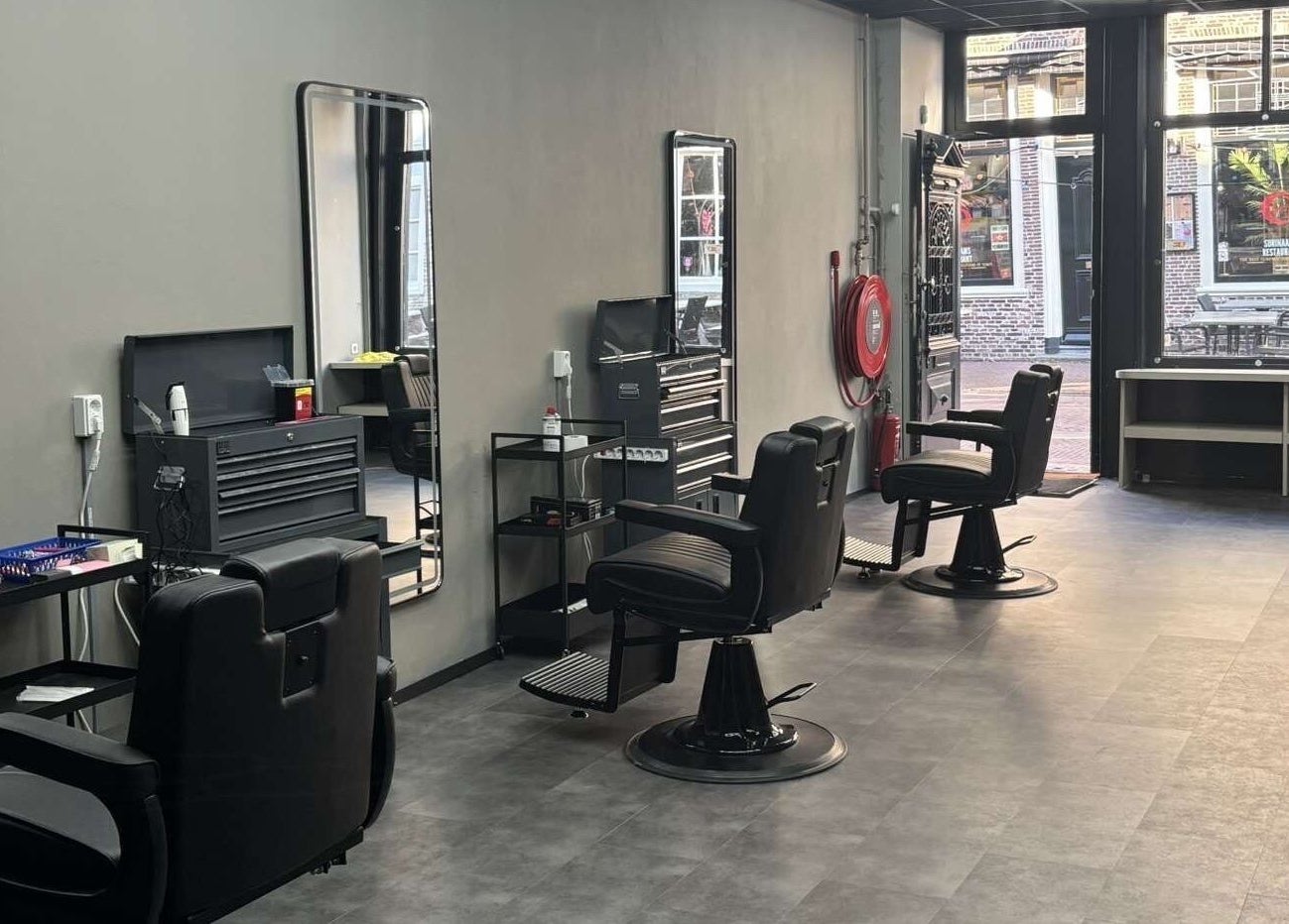 Interieur van Fadez Studio in Brielle, Zuid-Holland, NL, met moderne kappersstoelen en ruime opzet.