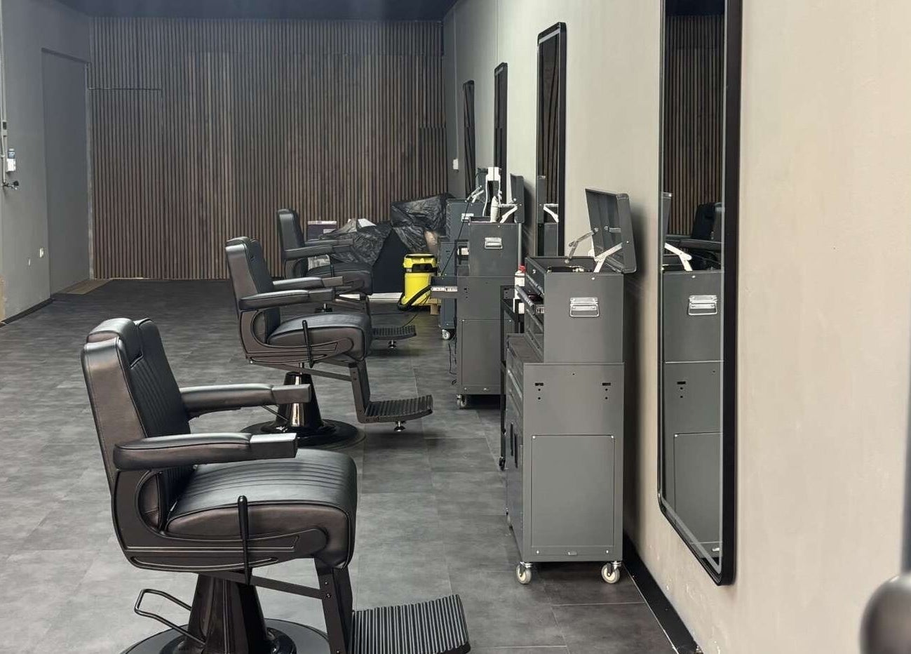 Rustige kappersstoelen bij Fadez Studio in Brielle, Zuid-Holland, NL voor een premium knipervaring.