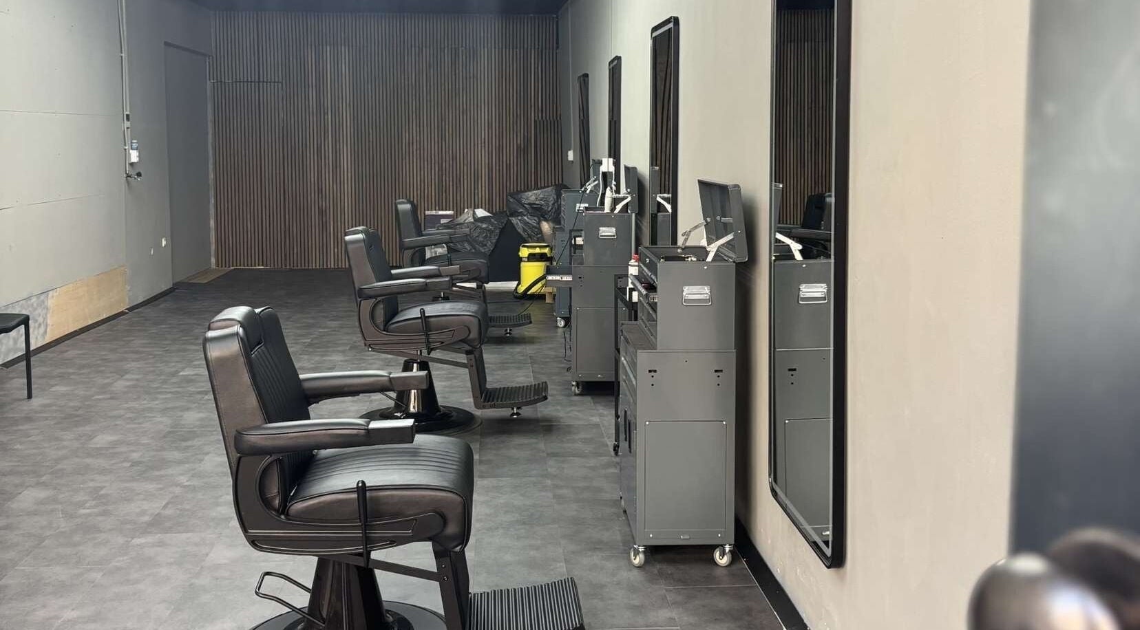 Rustige kappersstoelen bij Fadez Studio in Brielle, Zuid-Holland, NL voor een premium knipervaring.