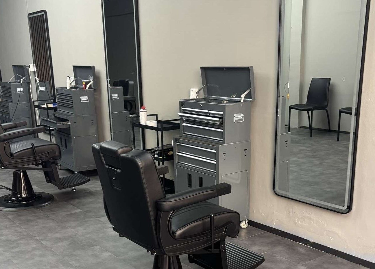 Stijlvolle kappersstoelen en spiegels bij Fadez Studio in Brielle, Zuid-Holland, NL.