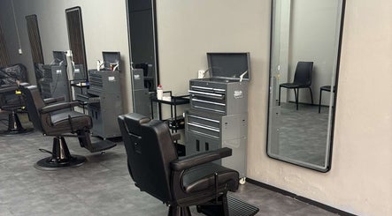 Stijlvolle kappersstoelen en spiegels bij Fadez Studio in Brielle, Zuid-Holland, NL.