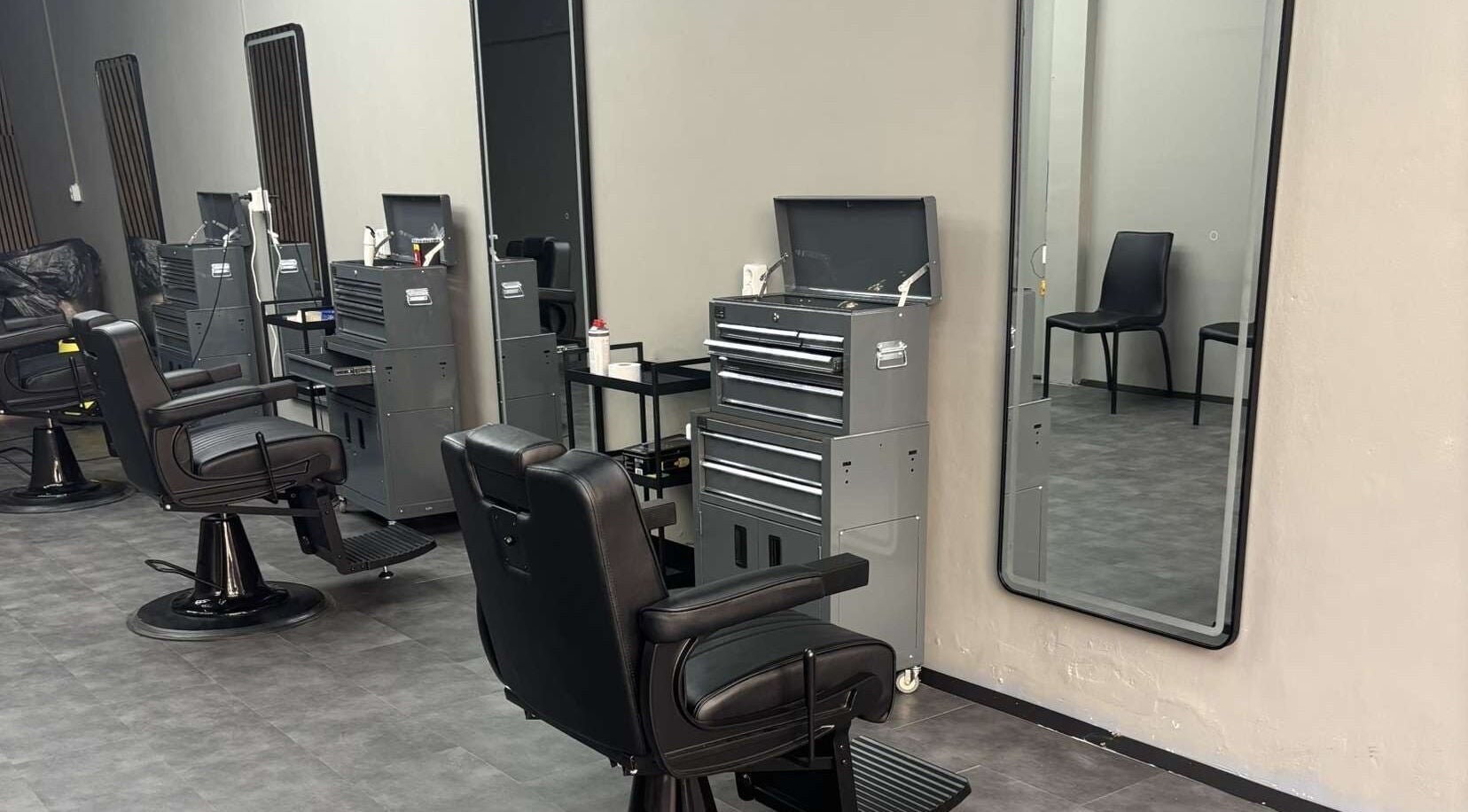 Stijlvolle kappersstoelen en spiegels bij Fadez Studio in Brielle, Zuid-Holland, NL.