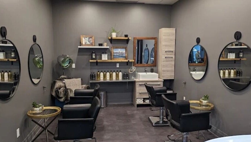 Intérieur moderne du salon Ongles & sourcils Mariia (chez Studio Rebels), La Prairie, Québec, CA.