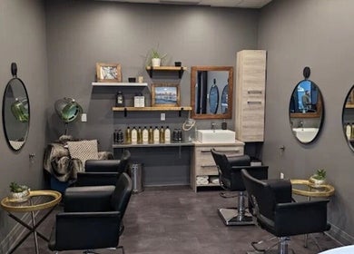Intérieur moderne du salon Ongles & sourcils Mariia (chez Studio Rebels), La Prairie, Québec, CA.