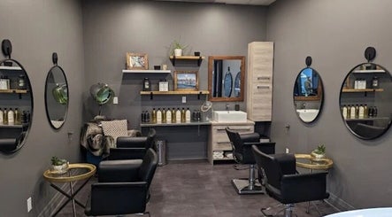 Intérieur moderne du salon Ongles & sourcils Mariia (chez Studio Rebels), La Prairie, Québec, CA.