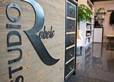 Intérieur élégant de Ongles & sourcils Mariia (chez Studio Rebels), La Prairie, Québec, CA.