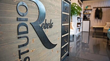 Intérieur élégant de Ongles & sourcils Mariia (chez Studio Rebels), La Prairie, Québec, CA.