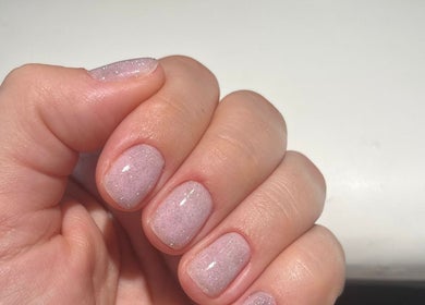 Ongles rose pâle brillants chez Ongles & sourcils Mariia (chez Studio Rebels), La Prairie, Québec, CA.