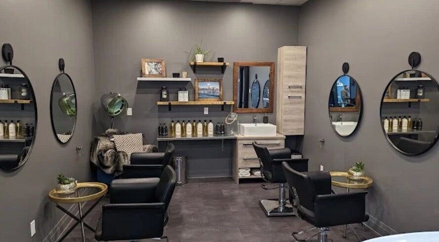 Intérieur moderne et élégant de Ongles & Sourcils Mariia (Chez Studio Rebels), La Prairie, Québec, CA.