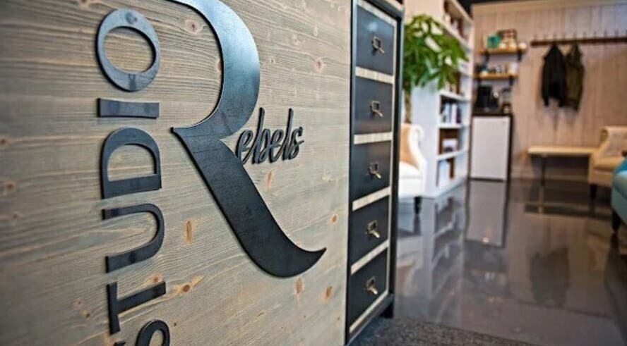 Entrée chic de Ongles & Sourcils Mariia (Chez Studio Rebels) à La Prairie, Québec, CA avec décor moderne.