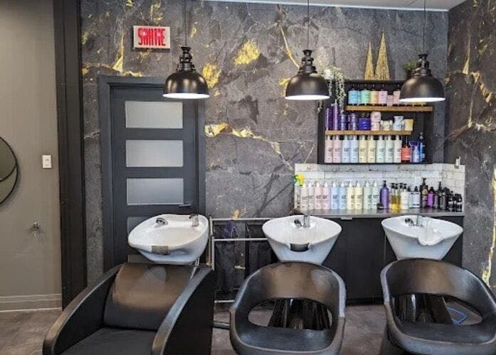 Poste de lavage moderne à Ongles & Sourcils Mariia, La Prairie, Québec, CA, avec décor en marbre élégant.