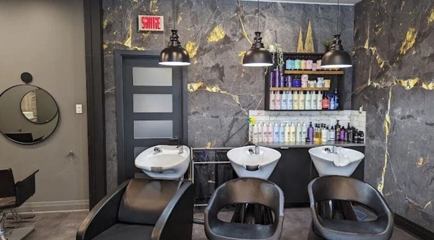 Poste de lavage moderne à Ongles & Sourcils Mariia, La Prairie, Québec, CA, avec décor en marbre élégant.