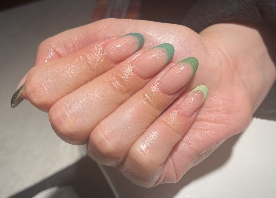 Manucure élégante aux tons verts à Ongles & Sourcils Mariia (Chez Studio Rebels), La Prairie, Québec, CA.