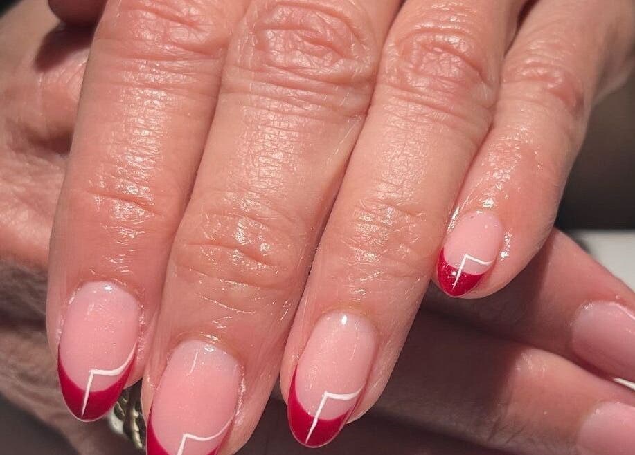 Manucure rouge élégante à Ongles & Sourcils Mariia (Chez Studio Rebels), La Prairie, Québec, CA.