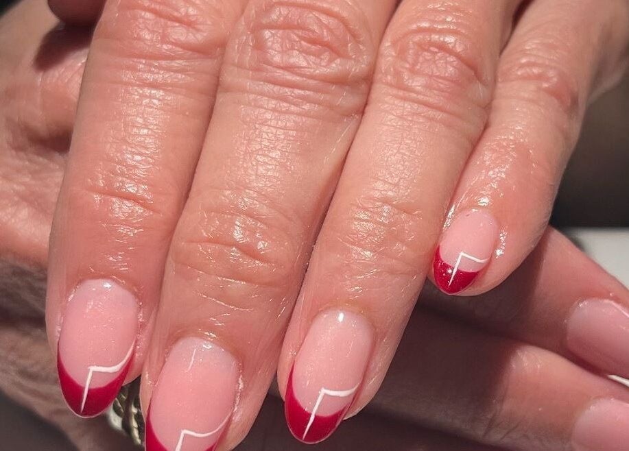 Manucure rouge élégante à Ongles & Sourcils Mariia (Chez Studio Rebels), La Prairie, Québec, CA.