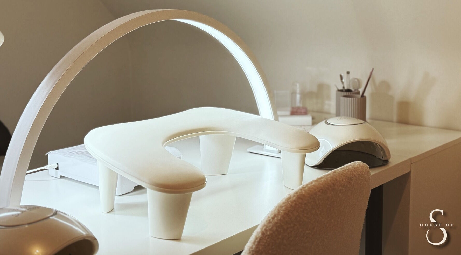 Moderne nagelverzorging station bij House of S, Langemark-poelkapelle, Vlaanderen, BE.