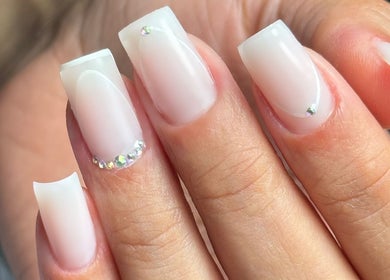 Unhas delicadamente decoradas por Larissa Bueno Nail Designer em Paços De Ferreira, Porto, PT.